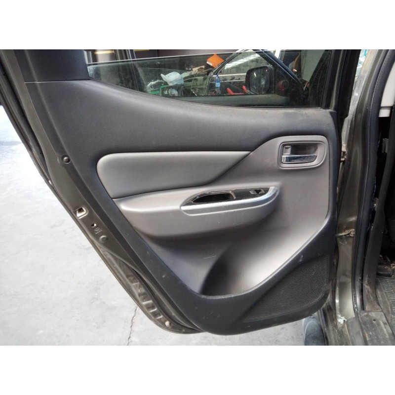 Recambio de guarnecido puerta trasera izquierda para mitsubishi l 200 diamant edition 4wd referencia OEM IAM   