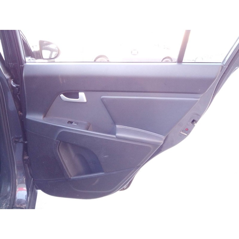 Recambio de guarnecido puerta trasera derecha para kia sportage drive 4x2 referencia OEM IAM   