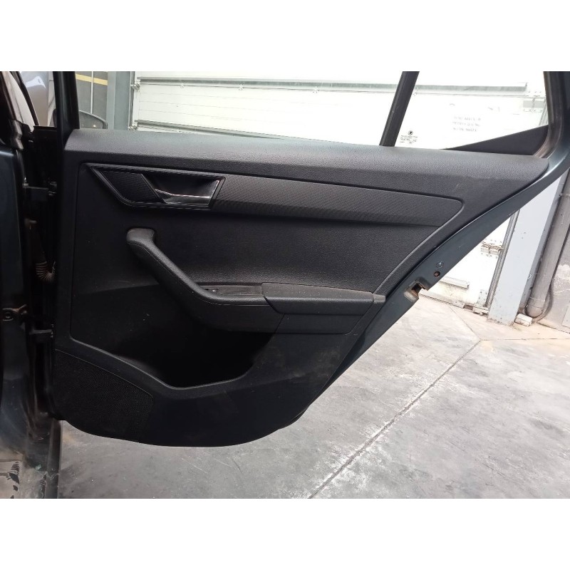 Recambio de guarnecido puerta trasera derecha para skoda fabia active referencia OEM IAM   
