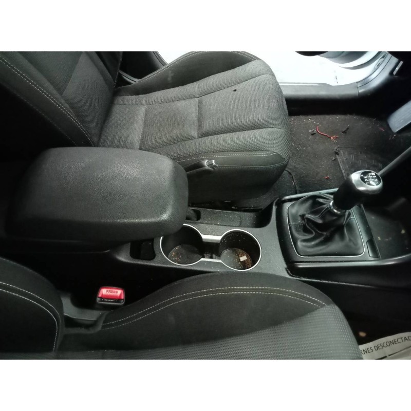 Recambio de consola central para hyundai i30 (gd) trend referencia OEM IAM   
