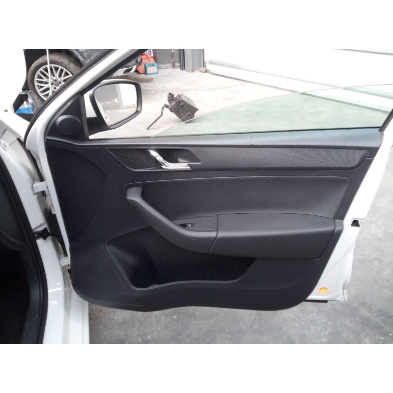 Recambio de guarnecido puerta delantera derecha para skoda rapid active referencia OEM IAM   