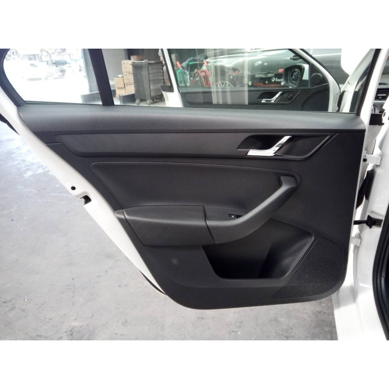 Recambio de guarnecido puerta trasera izquierda para skoda rapid active referencia OEM IAM   