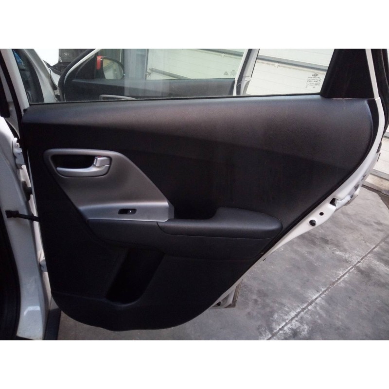 Recambio de guarnecido puerta trasera derecha para kia niro concept referencia OEM IAM   