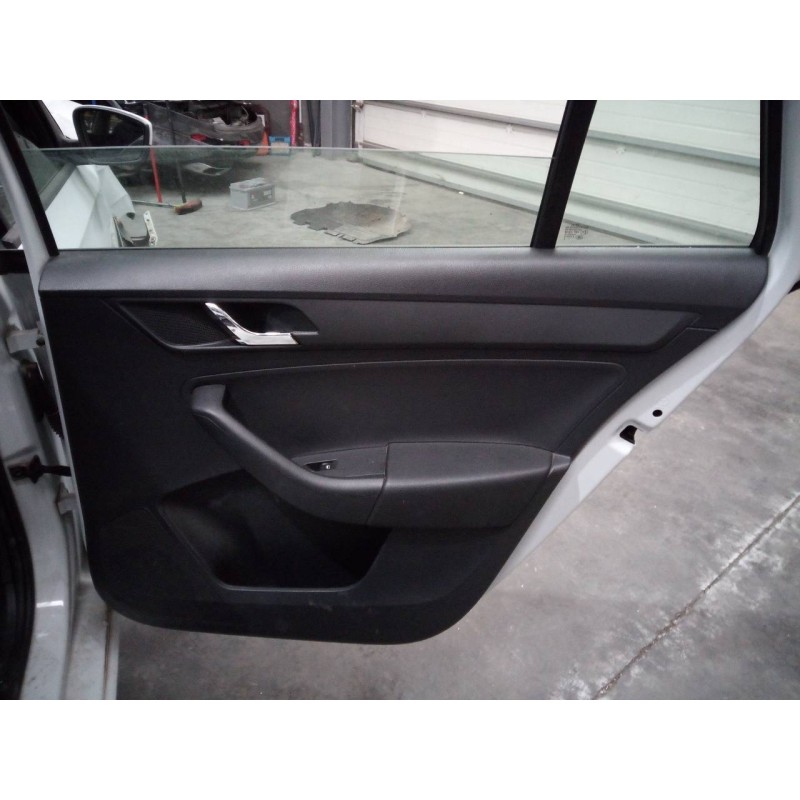 Recambio de guarnecido puerta trasera derecha para skoda spaceback (5h) active referencia OEM IAM   