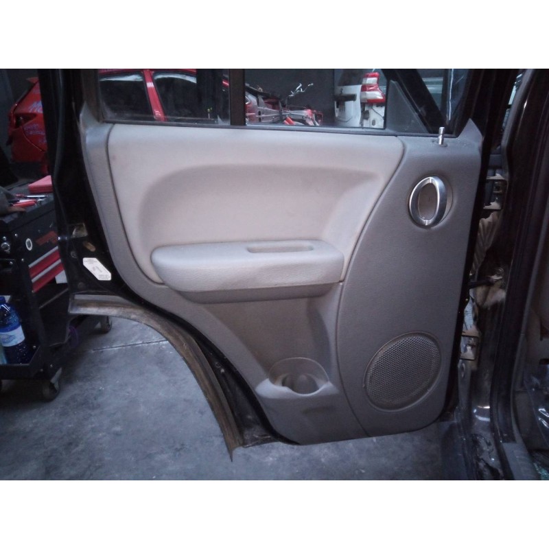 Recambio de guarnecido puerta trasera izquierda para chrysler jeep cherokee (kj) 2.8 crd limited referencia OEM IAM   
