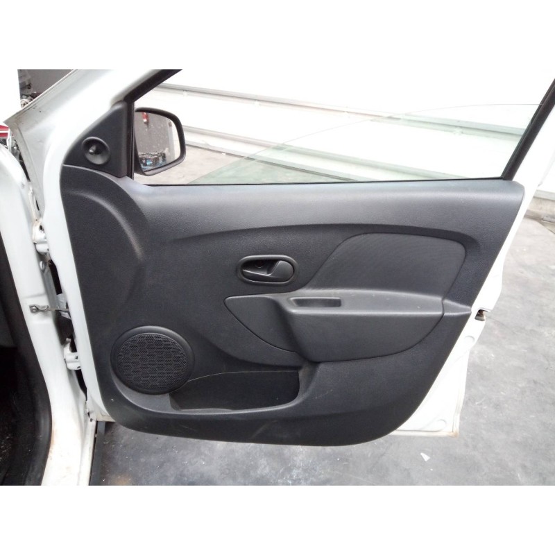 Recambio de guarnecido puerta delantera derecha para dacia sandero stepway referencia OEM IAM   