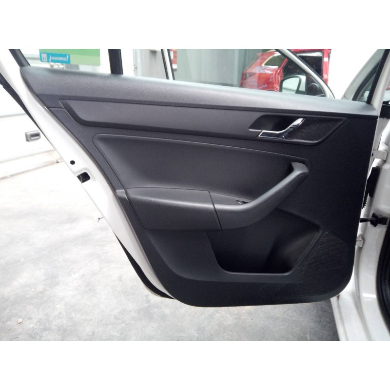 Recambio de guarnecido puerta trasera izquierda para skoda rapid active referencia OEM IAM   