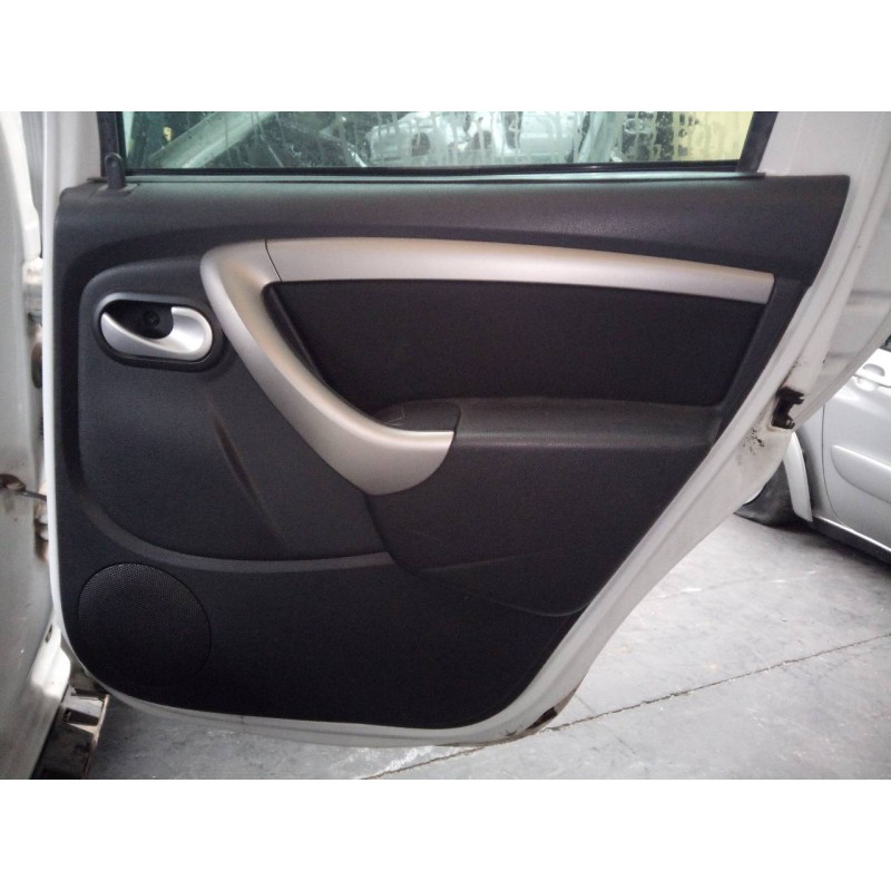 Recambio de guarnecido puerta trasera derecha para dacia duster laureate 4x2 referencia OEM IAM   