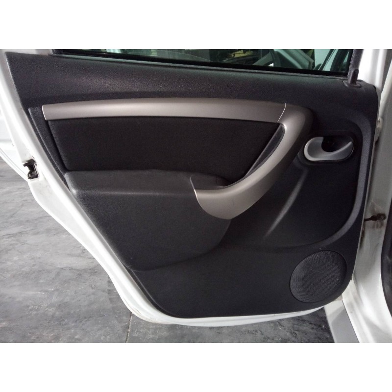 Recambio de guarnecido puerta trasera izquierda para dacia duster laureate 4x2 referencia OEM IAM   