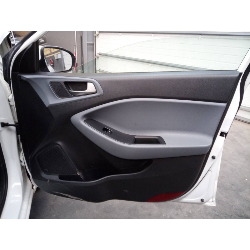 Recambio de guarnecido puerta delantera derecha para hyundai i20 trend referencia OEM IAM   