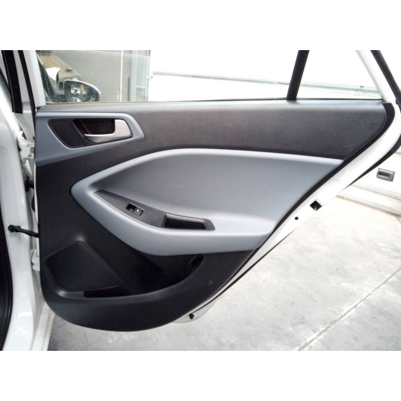Recambio de guarnecido puerta trasera derecha para hyundai i20 trend referencia OEM IAM   