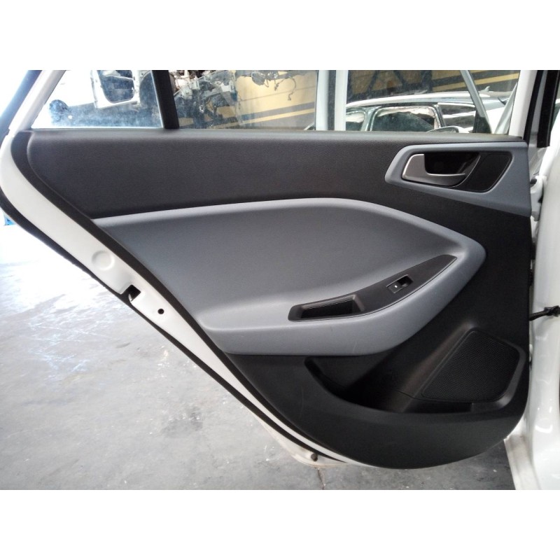 Recambio de guarnecido puerta trasera izquierda para hyundai i20 trend referencia OEM IAM   