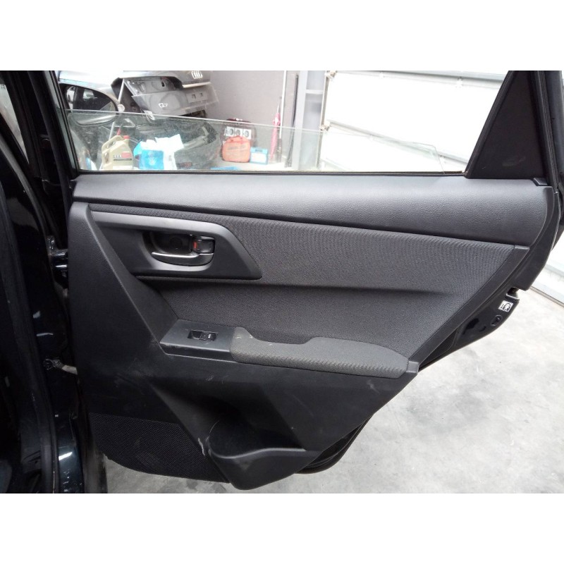 Recambio de guarnecido puerta trasera derecha para toyota auris active referencia OEM IAM   
