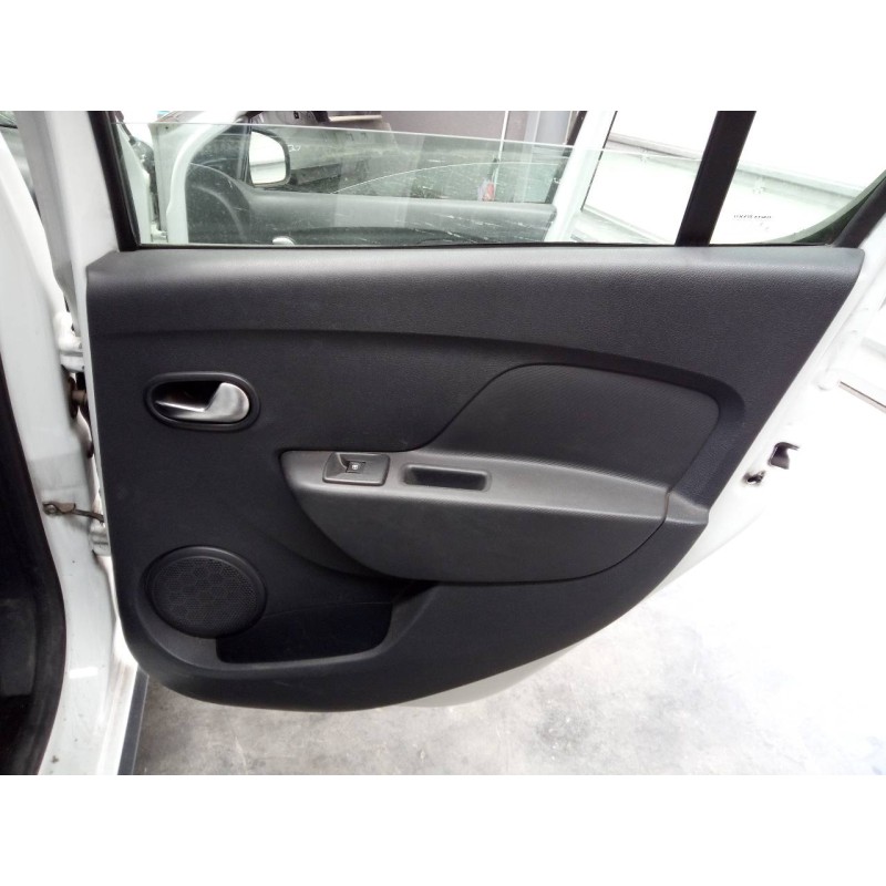 Recambio de guarnecido puerta trasera derecha para dacia sandero stepway comfort referencia OEM IAM   