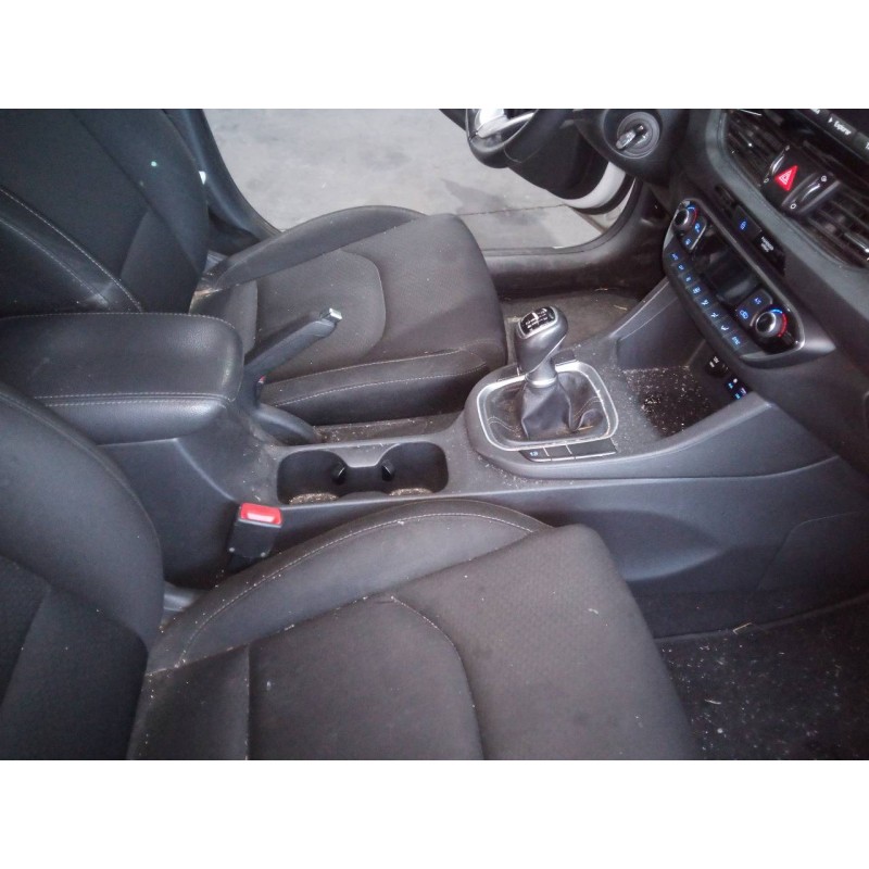 Recambio de consola central para hyundai i30 fastback tecno referencia OEM IAM   