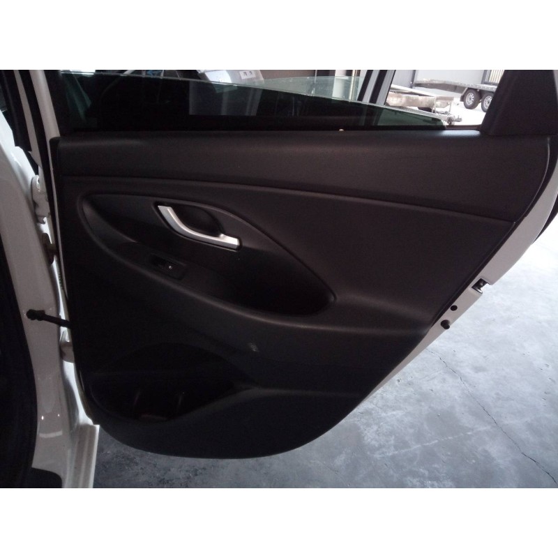 Recambio de guarnecido puerta trasera derecha para hyundai i30 fastback tecno referencia OEM IAM   