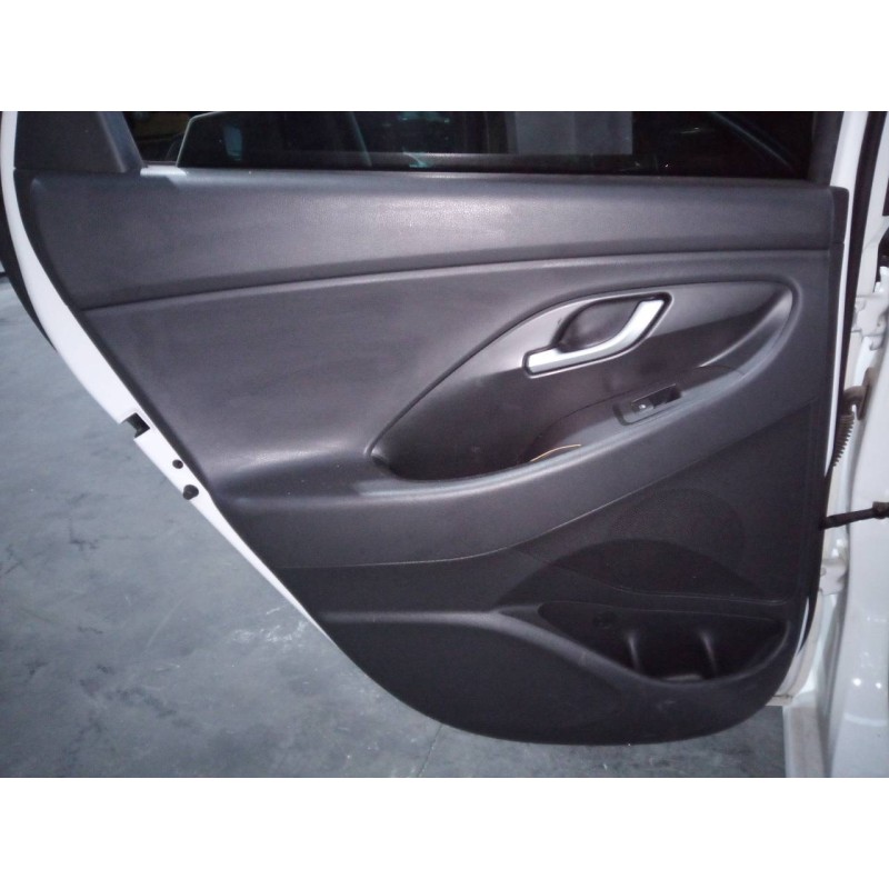 Recambio de guarnecido puerta trasera izquierda para hyundai i30 fastback tecno referencia OEM IAM   