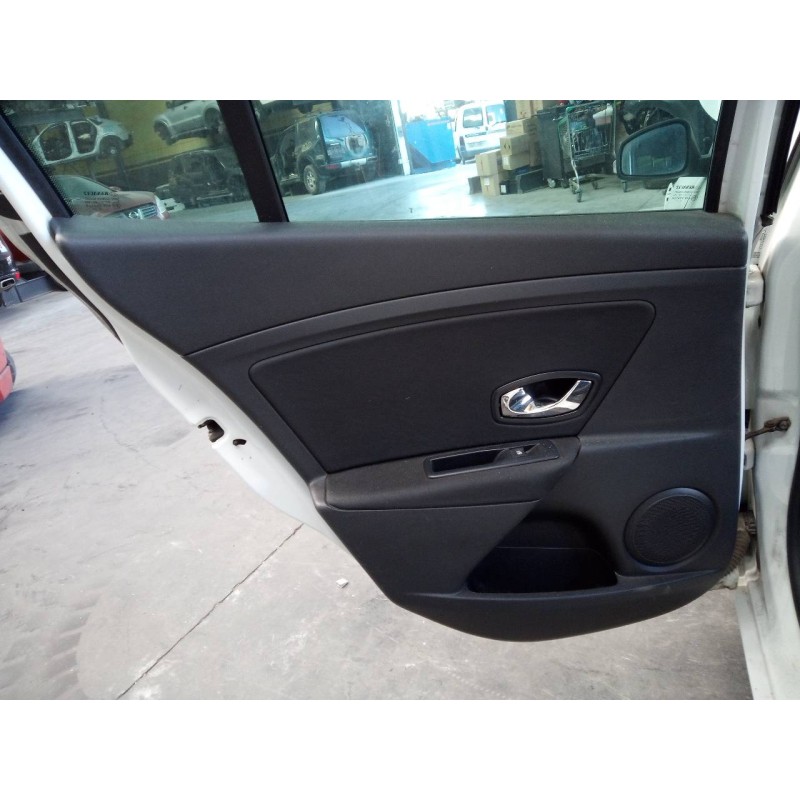Recambio de guarnecido puerta trasera izquierda para renault megane iii berlina 5 p limited referencia OEM IAM   
