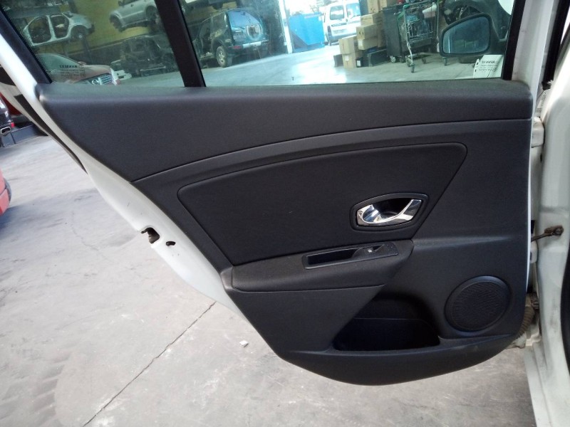 Recambio de guarnecido puerta trasera izquierda para renault megane iii berlina 5 p limited referencia OEM IAM   