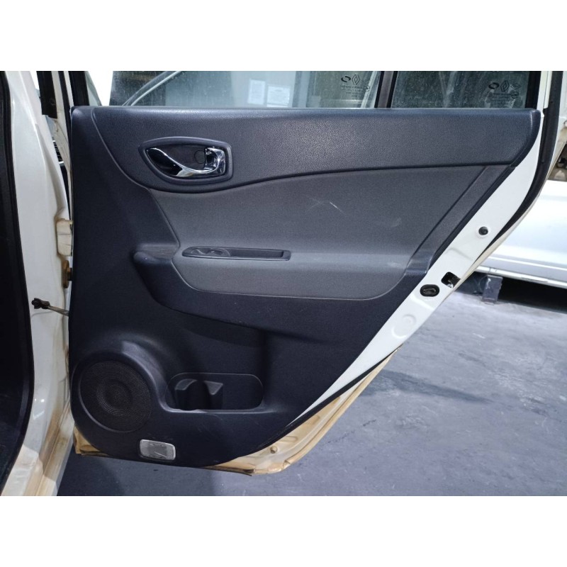 Recambio de guarnecido puerta trasera derecha para renault koleos expression referencia OEM IAM   