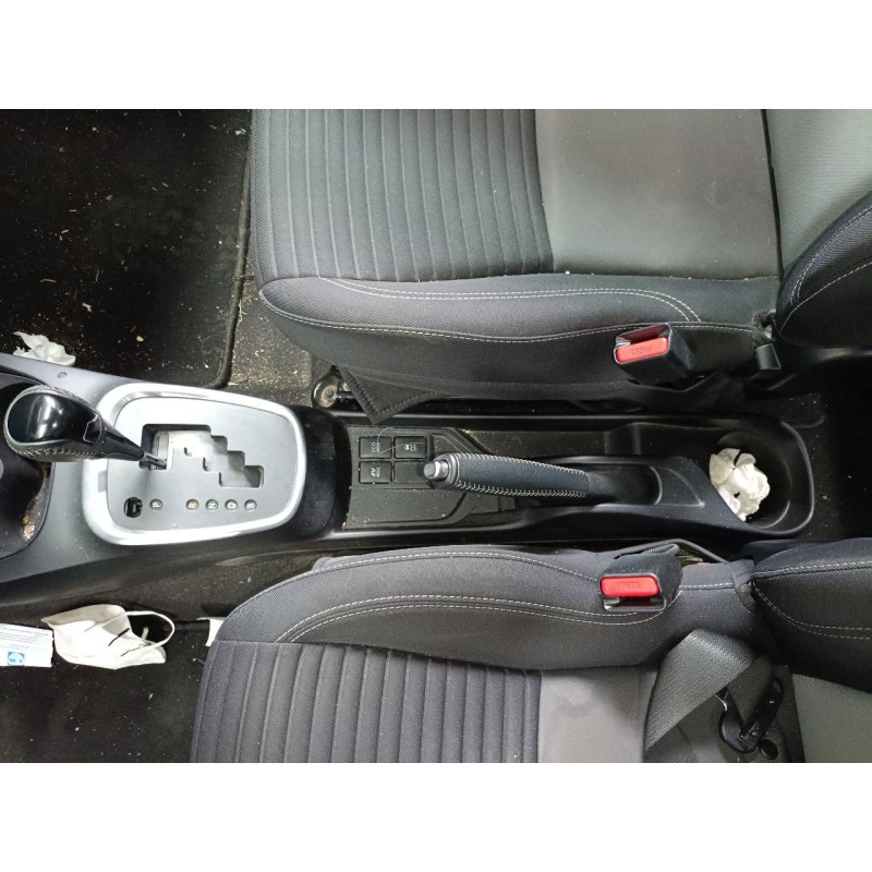 Recambio de consola central para toyota yaris hybrid active referencia OEM IAM   