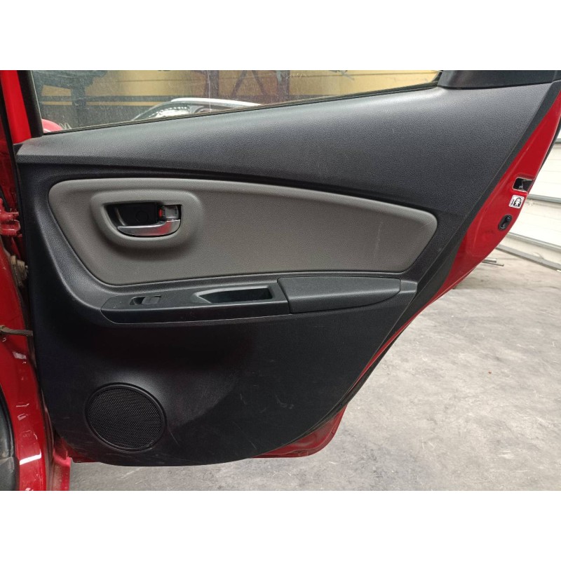 Recambio de guarnecido puerta trasera derecha para toyota yaris hybrid active referencia OEM IAM   