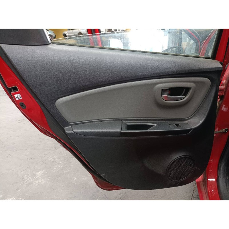 Recambio de guarnecido puerta trasera izquierda para toyota yaris hybrid active referencia OEM IAM   