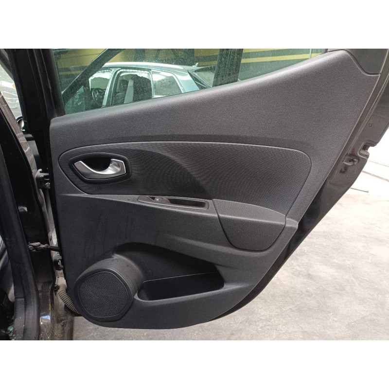 Recambio de guarnecido puerta trasera derecha para renault clio iv limited referencia OEM IAM   