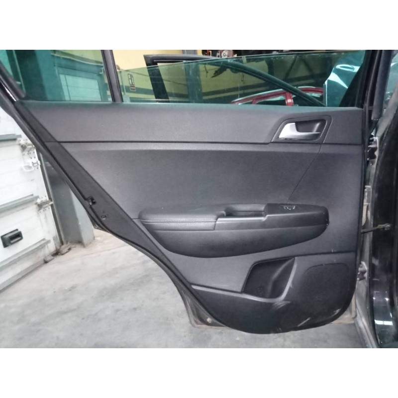 Recambio de guarnecido puerta trasera izquierda para kia sportage business 2wd referencia OEM IAM   