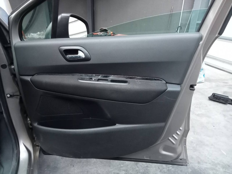 Recambio de guarnecido puerta delantera derecha para peugeot 5008 referencia OEM IAM   