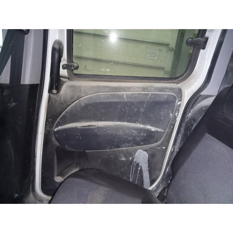 Recambio de guarnecido puerta trasera derecha para fiat doblo ii (152) emotion referencia OEM IAM   