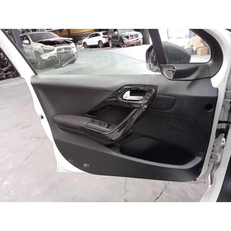 Recambio de guarnecido puerta delantera izquierda para peugeot 208 active referencia OEM IAM   