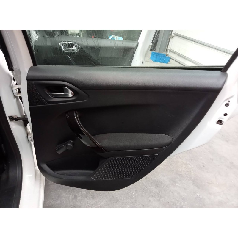 Recambio de guarnecido puerta trasera derecha para peugeot 208 active referencia OEM IAM   