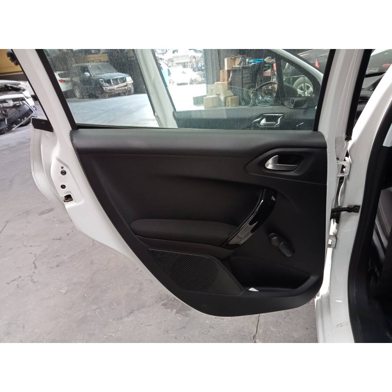 Recambio de guarnecido puerta trasera izquierda para peugeot 208 active referencia OEM IAM   