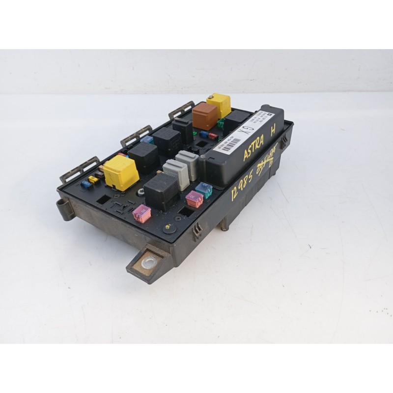 Recambio de caja reles / fusibles para opel astra h station wagon referencia OEM IAM   