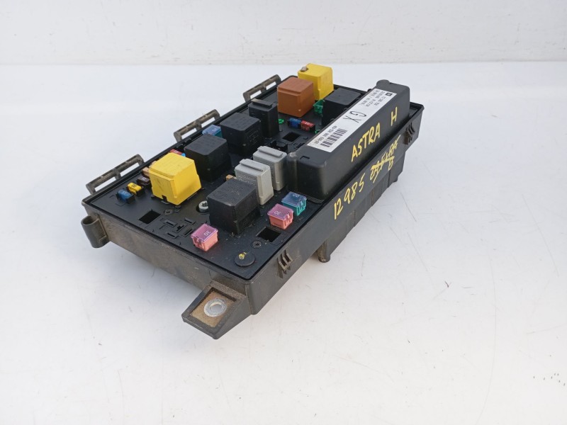 Recambio de caja reles / fusibles para opel astra h station wagon referencia OEM IAM   