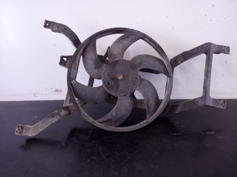 Recambio de electroventilador para dacia sandero laureate referencia OEM IAM 8200779073A  