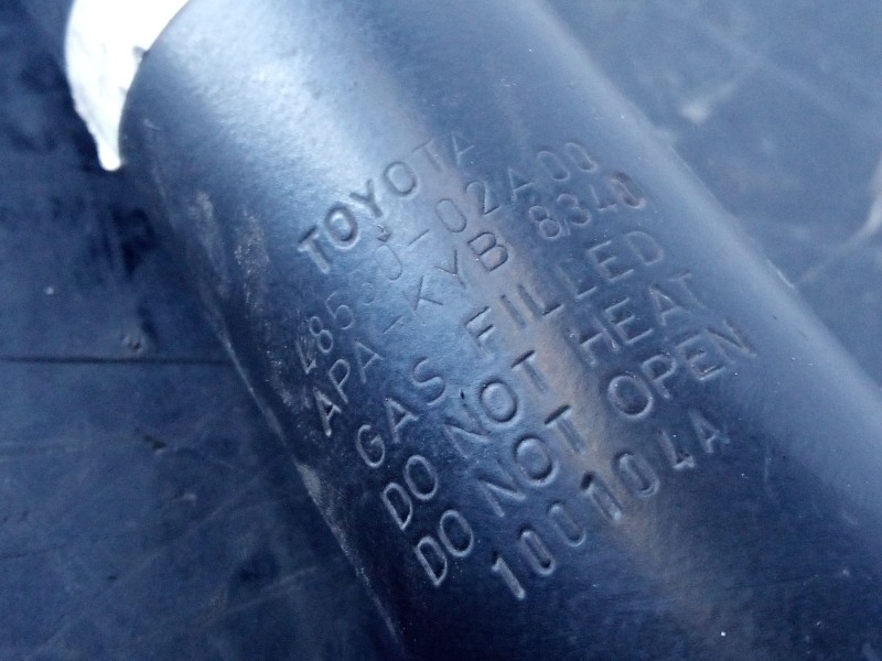 Recambio de amortiguador trasero derecho para toyota auris active referencia OEM IAM 4853002A00 APAKYB8340 P1-B4-8