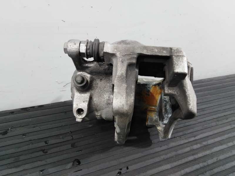 Recambio de pinza freno delantera derecha para mercedes-benz clase gla (w156) gla 200 cdi (156.908) referencia OEM IAM A24640  P