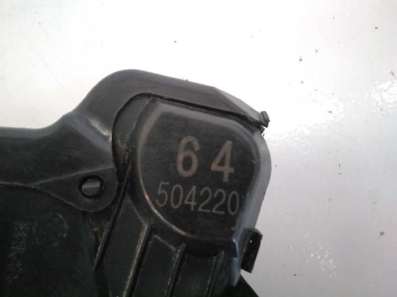 Recambio de cerradura puerta delantera derecha para toyota land cruiser (j15) referencia OEM IAM 64504220  E2-B4-30-2