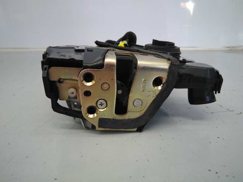 Recambio de cerradura puerta delantera derecha para toyota land cruiser (j15) referencia OEM IAM 64504220  E2-B4-30-2