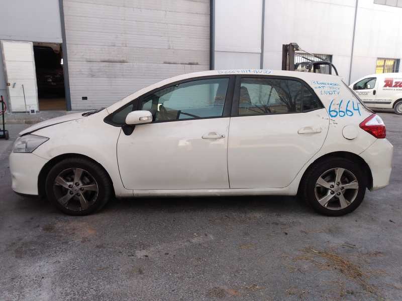 toyota auris del año 2013