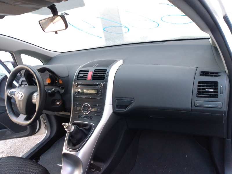 toyota auris del año 2013