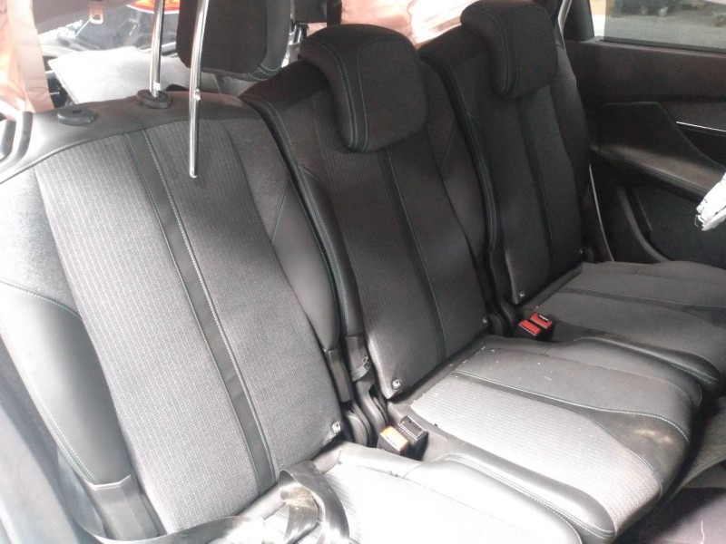 peugeot 5008 del año 2023