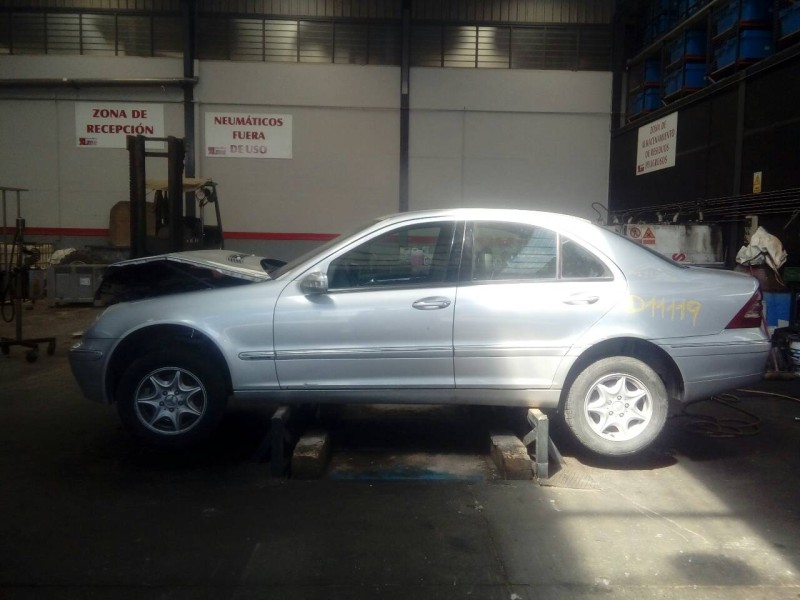 mercedes-benz clase c (w203) berlina del año 2001