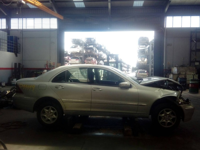 mercedes-benz clase c (w203) berlina del año 2001