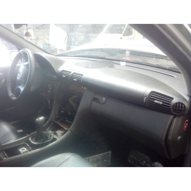 mercedes-benz clase c (w203) berlina del año 2001