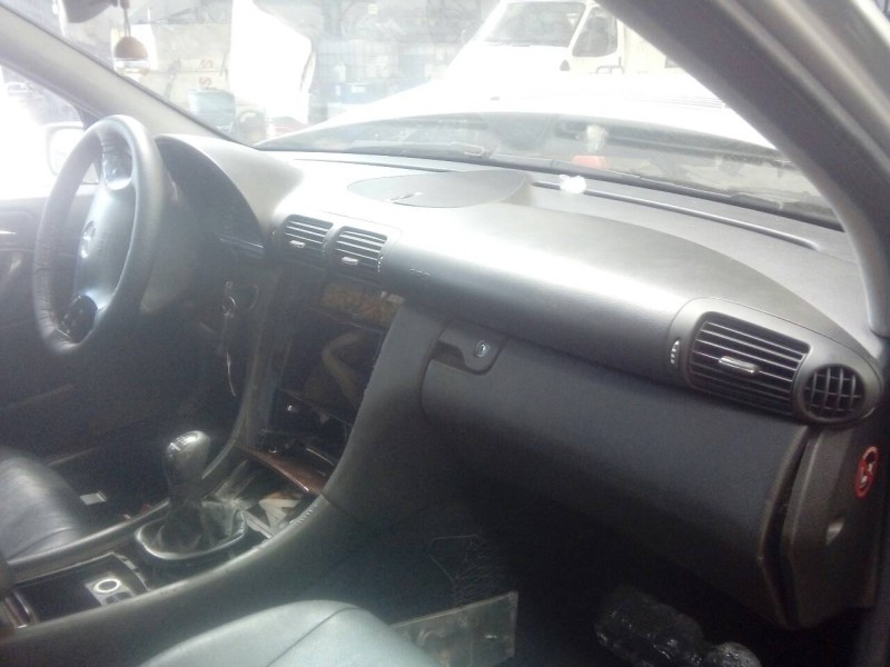 mercedes-benz clase c (w203) berlina del año 2001