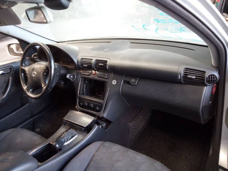 mercedes-benz clase c (w203) berlina del año 2003