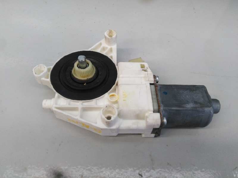 Recambio de motor elevalunas delantero derecho para mercedes-benz clase m (w164) ml 350 cdi (164.122) referencia OEM IAM A251820